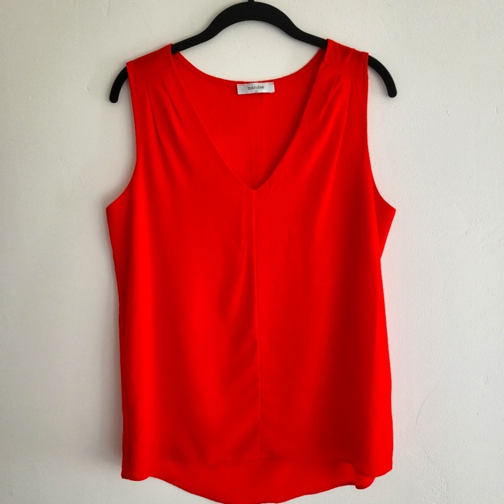 Excellent Condition Bright Red Mandee Shell Top Medium
